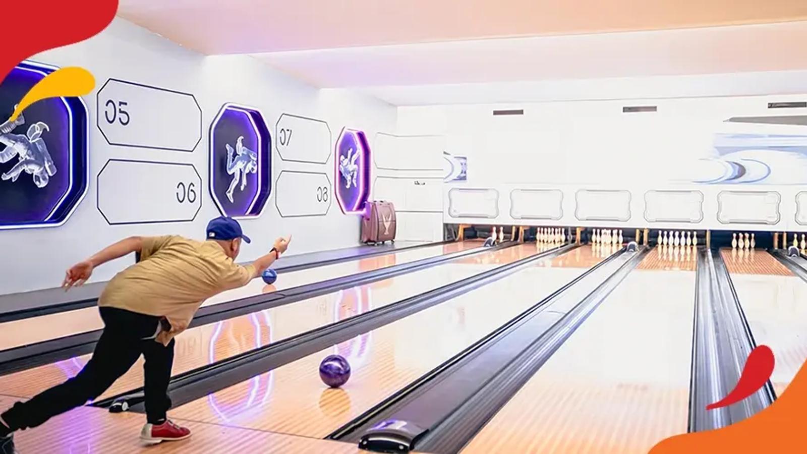 Suasana lintasan boling di Bowl.inc, Entertainment District PIK2