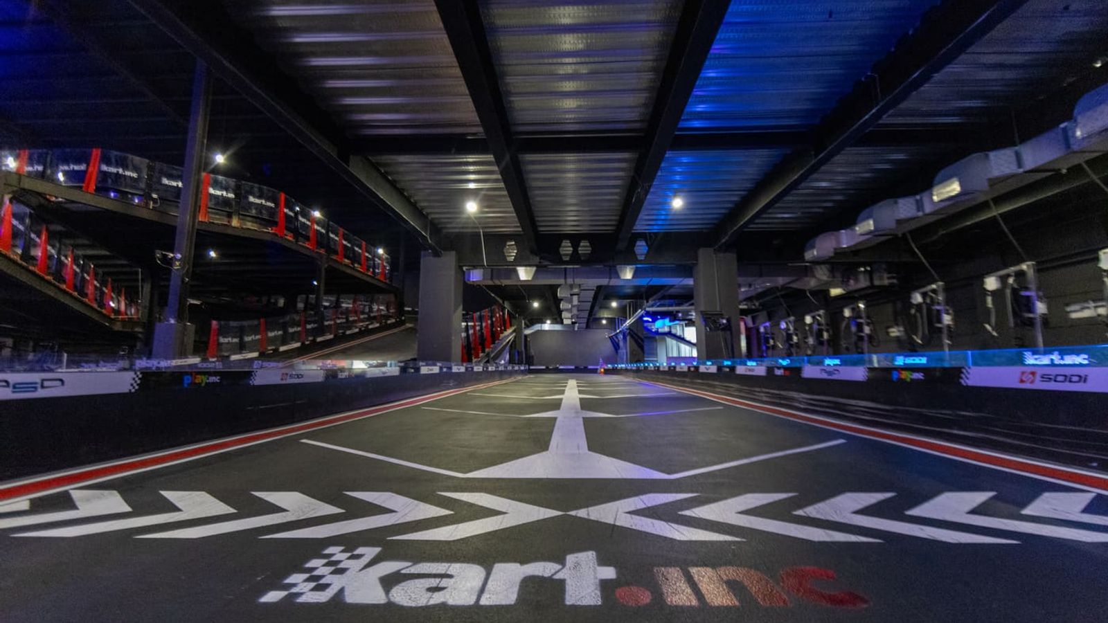 Area start-finish Kart.inc. Foto fasilitas dari galeri Kart.inc, sebagai ilustrasi lokasi KPL.