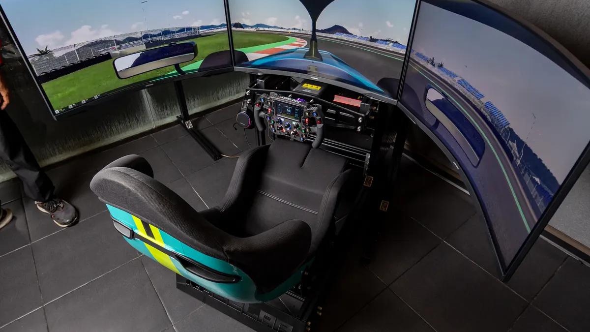 Simulator Race.inc dengan tiga layar melengkung, setir direct drive, dan kursi balap