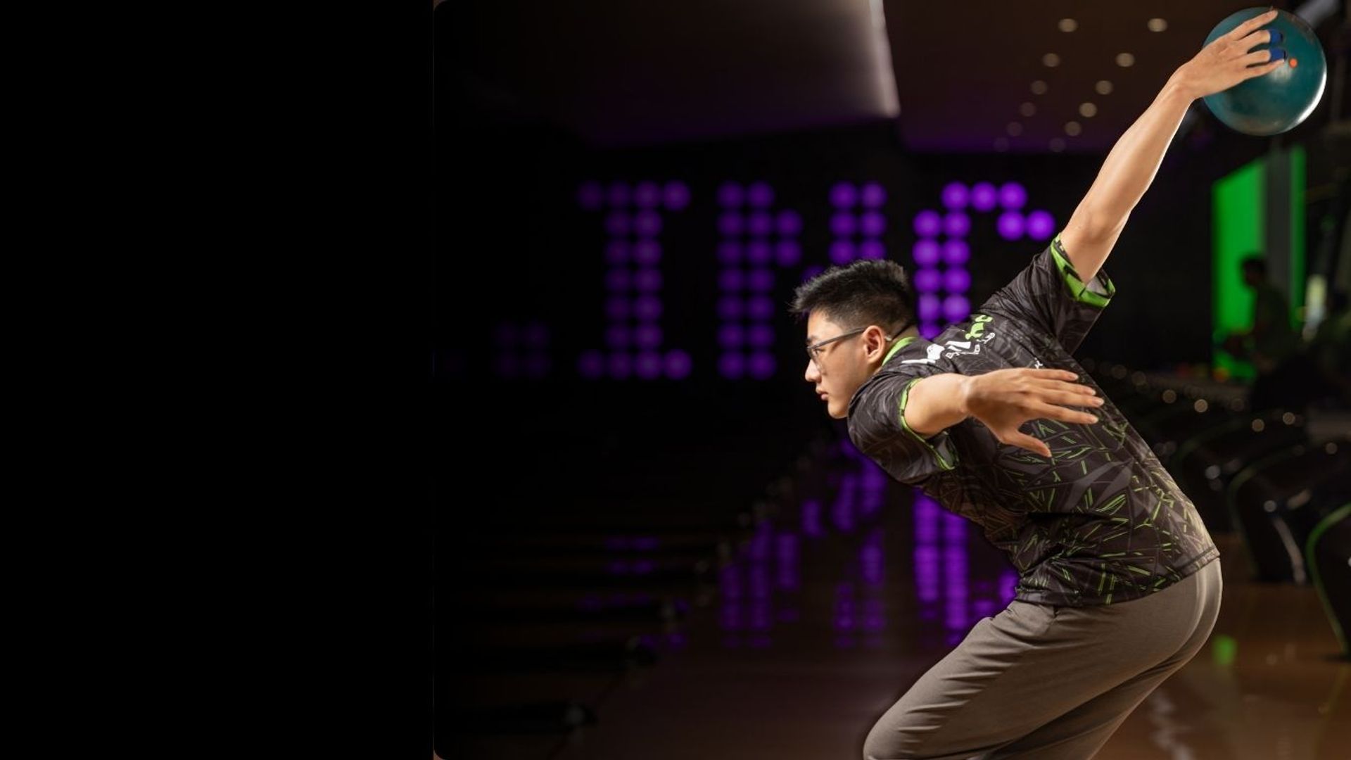 Lajur boling bernuansa cosmic di Bowl.inc