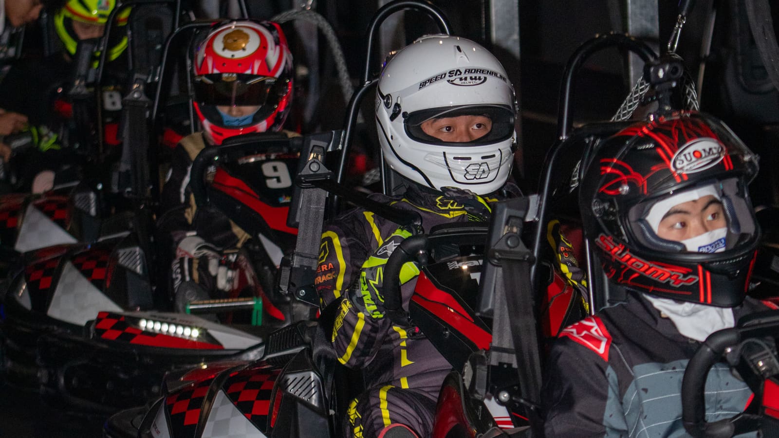 Tim KPL berkumpul di depan backdrop Night Race
