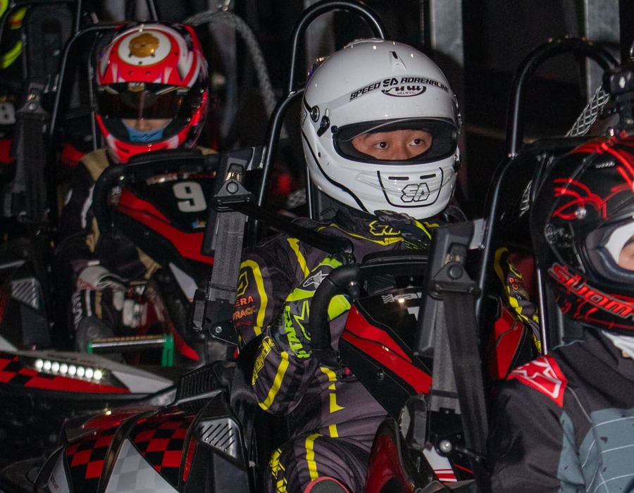 Tim KPL berkumpul di depan backdrop Night Race