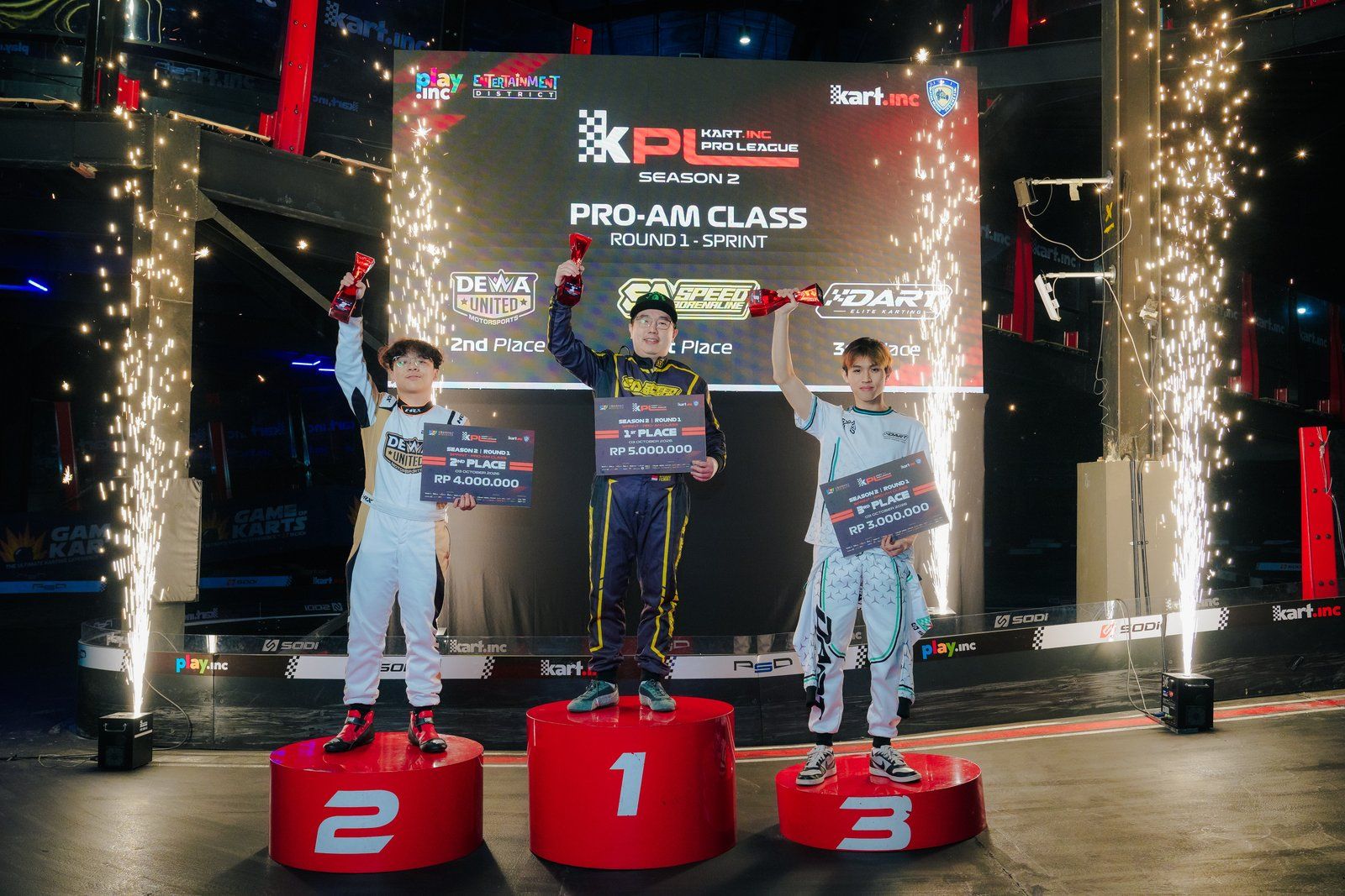 Faith Tzu di podium ketiga Pro-Am KPL Season 2 Round 1, bersama Temmy Senric dan David Samuel