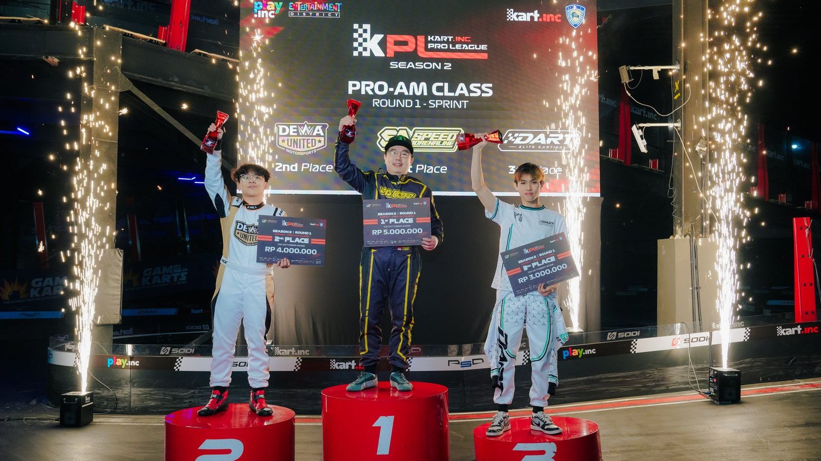 Faith Tzu di podium ketiga Pro-Am KPL Season 2 Round 1, bersama Temmy Senric dan David Samuel
