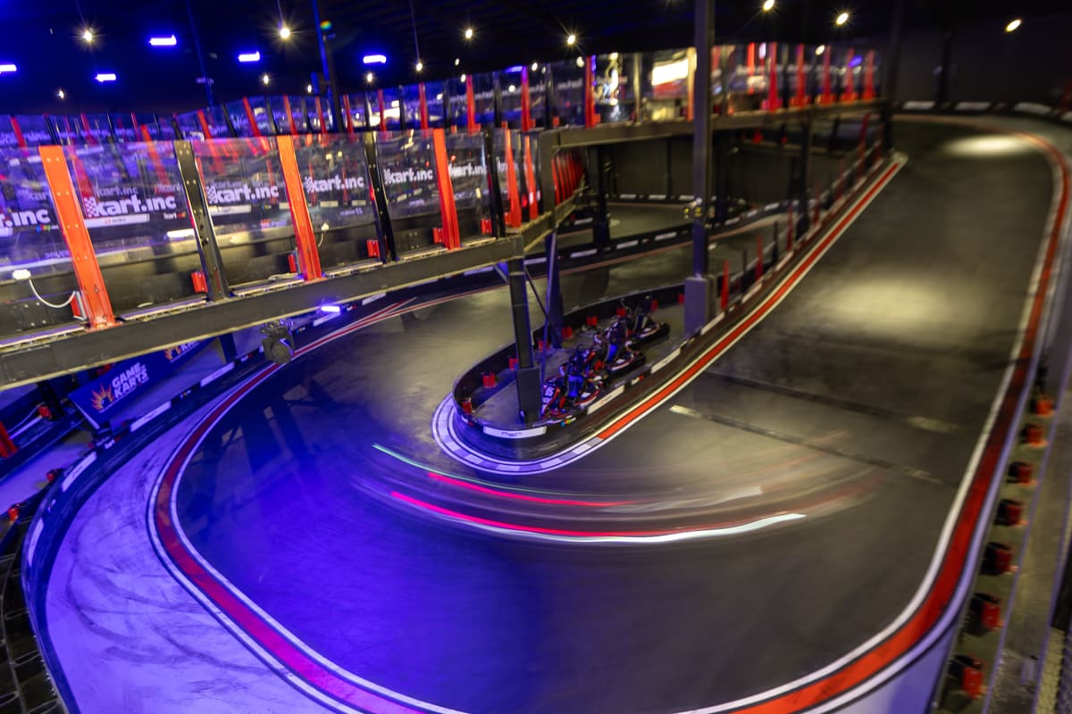 Gokart melewati tikungan menikung