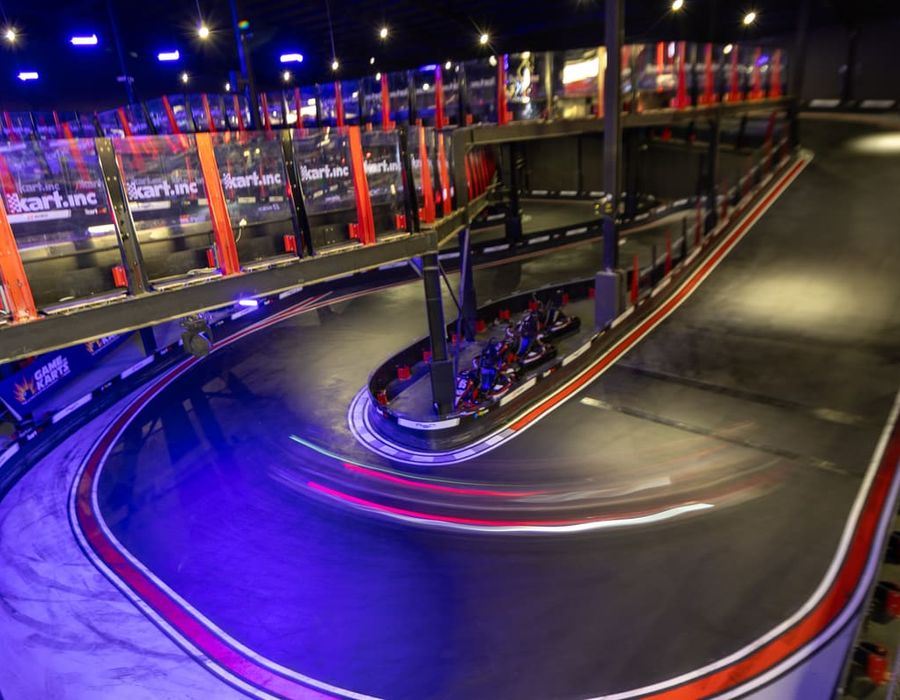 Gokart melewati tikungan menikung