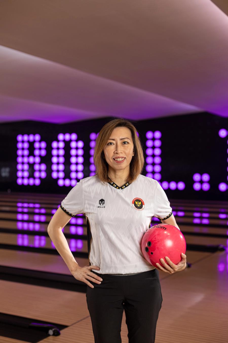 Pelatih program junior Bowl.inc di depan lajur