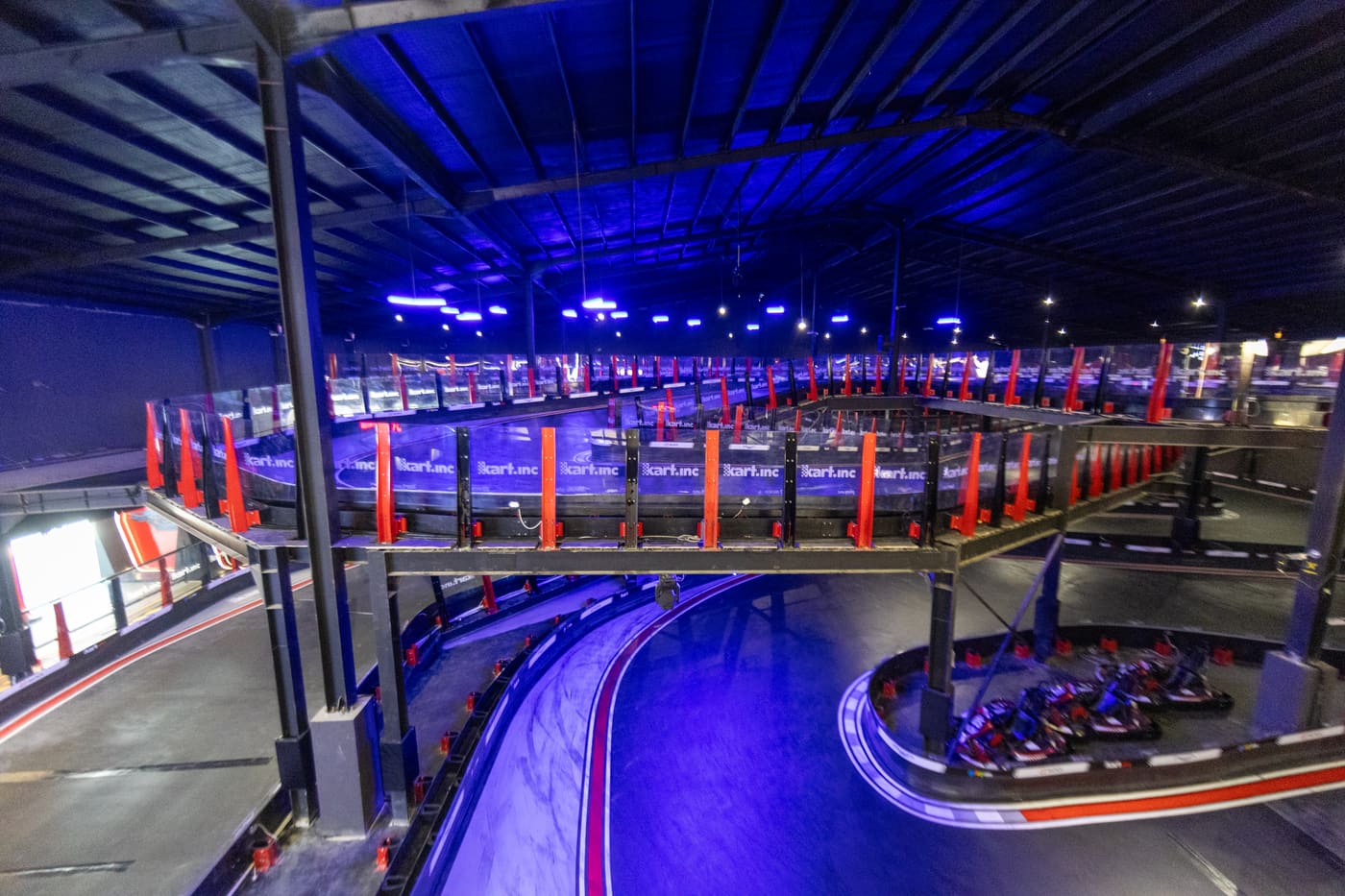 Sirkuit indoor tiga lantai dengan lampu biru dan merah