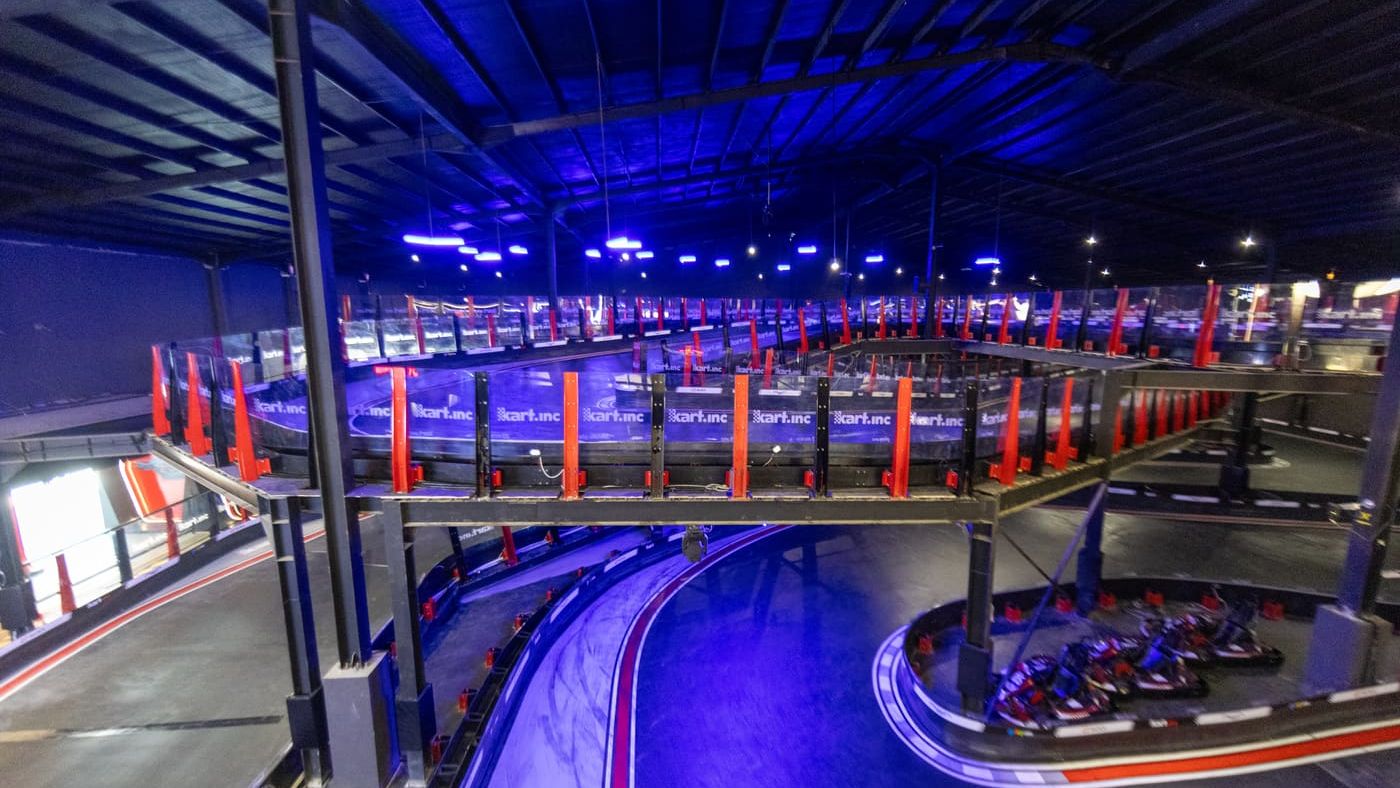 Lintasan SuperTrack Kart.inc bertingkat dengan tikungan dan turunan antarlantai