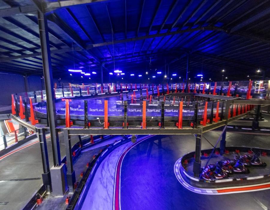 Sirkuit indoor tiga lantai dengan lampu biru dan merah