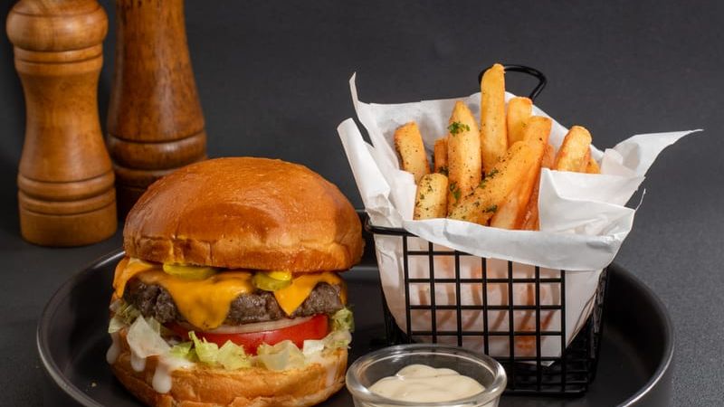 House cheeseburger dan kentang goreng dari Dine.inc di Bowl.inc