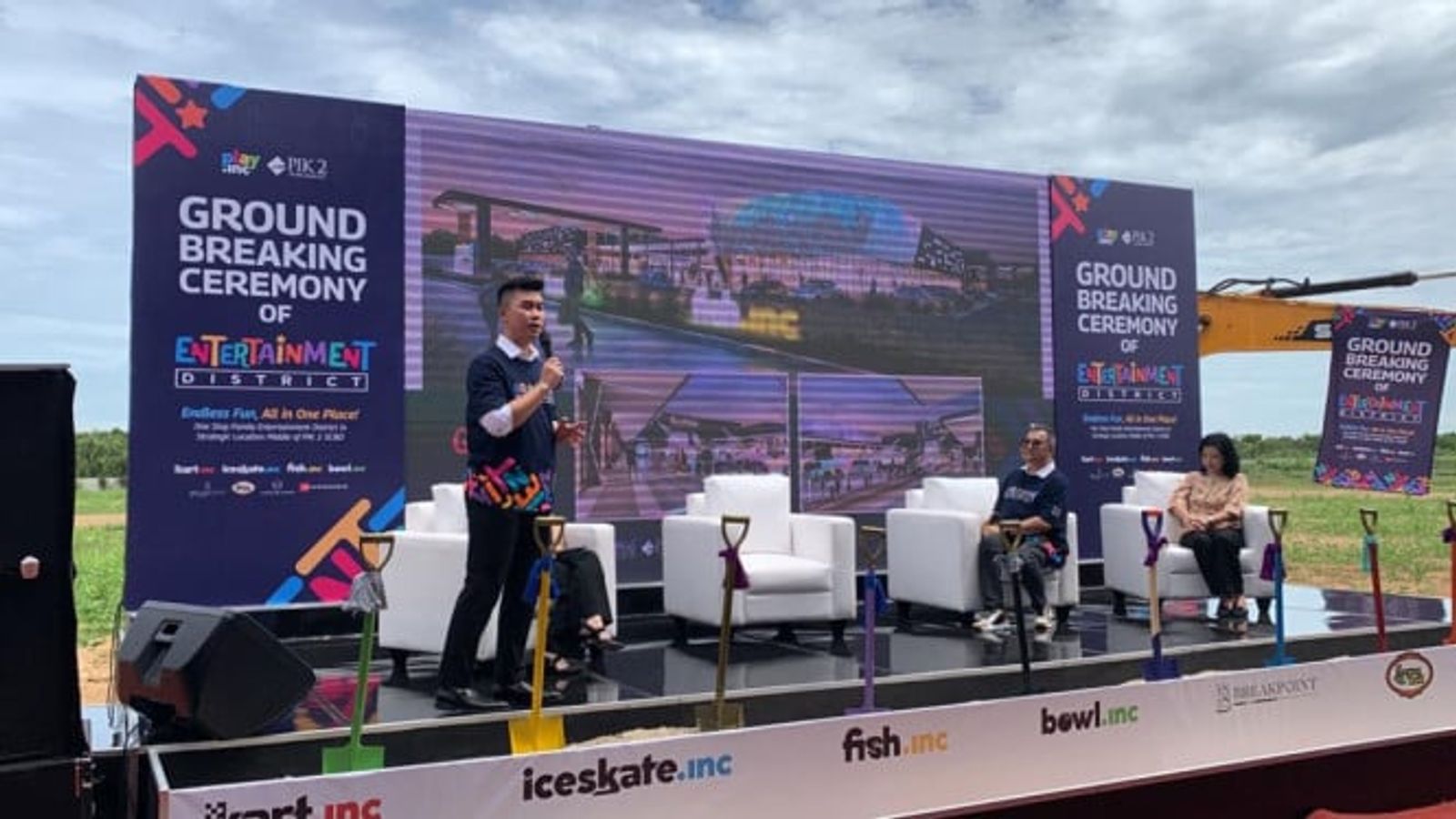 Prosesi groundbreaking Entertainment District PIK 2 pada Januari 2024, dengan identitas Kart.inc, Fish.inc, dan Bowl.inc pada panggung.