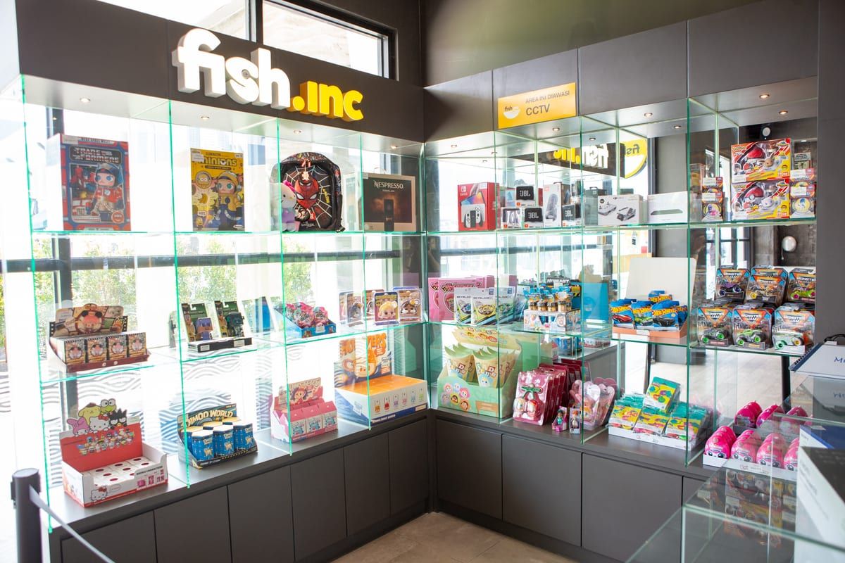 Area pemancingan indoor Fish.inc dengan konter penukaran poin di bagian belakang