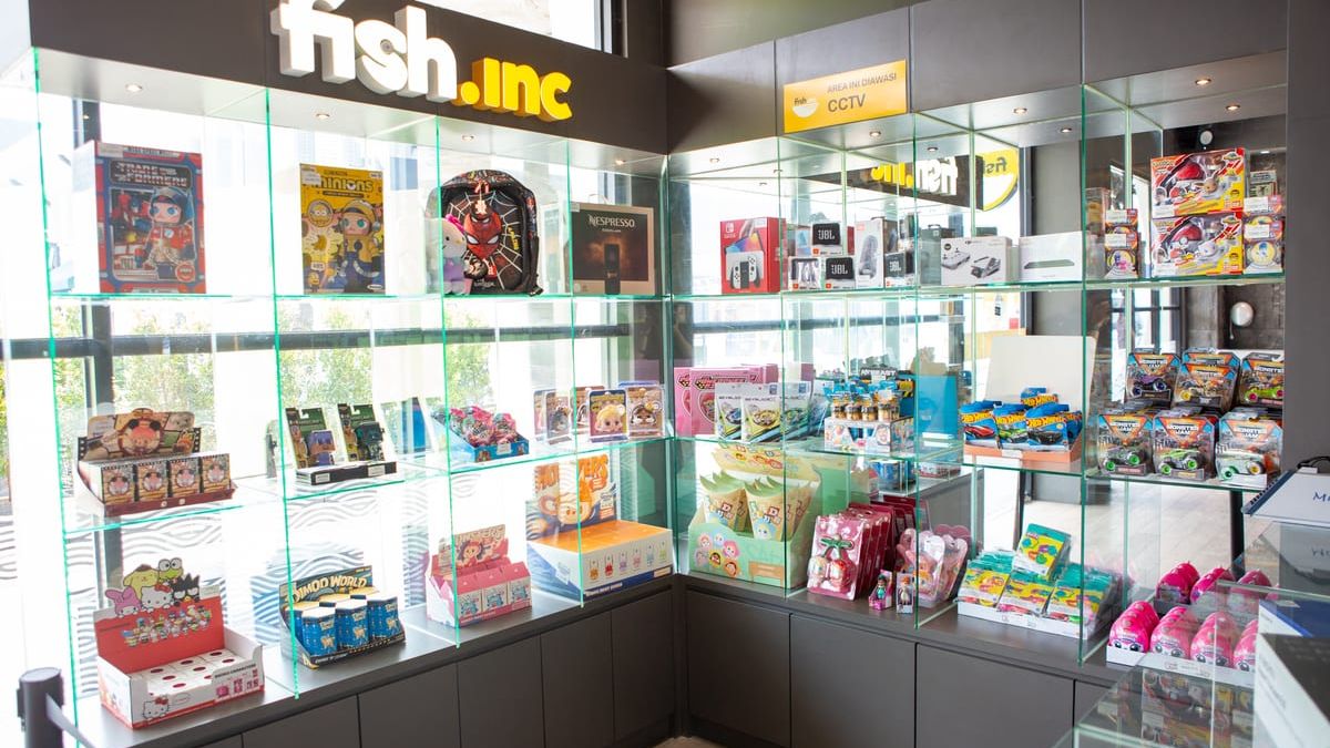 Area pemancingan indoor Fish.inc dengan konter penukaran poin di bagian belakang