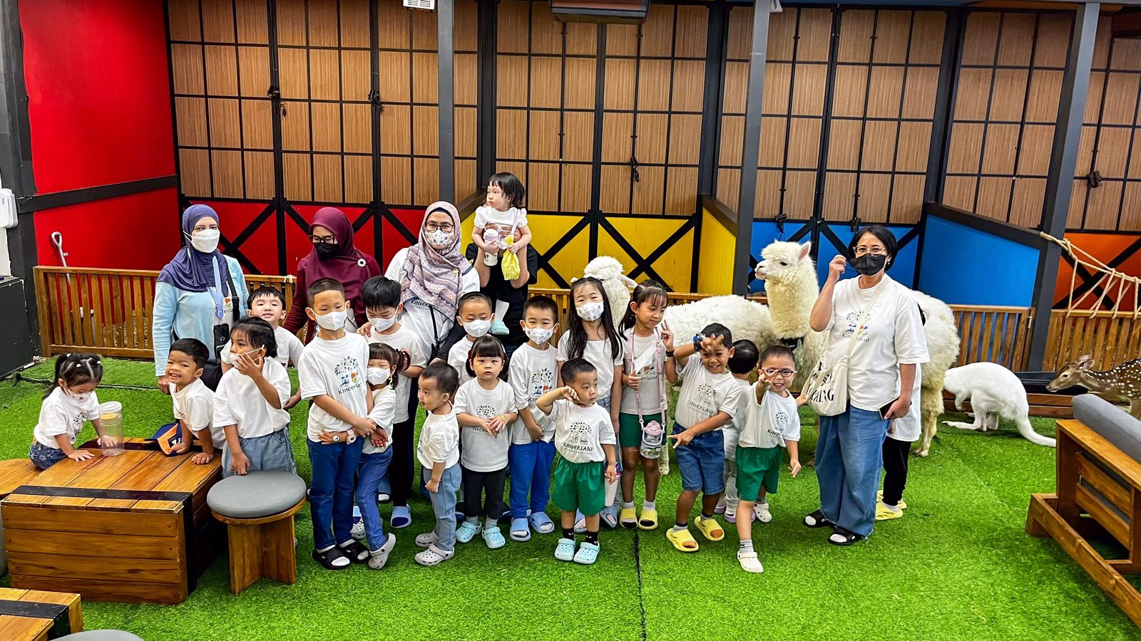 Anak-anak bersama pendamping di area interaksi hewan Animal.inc Café
