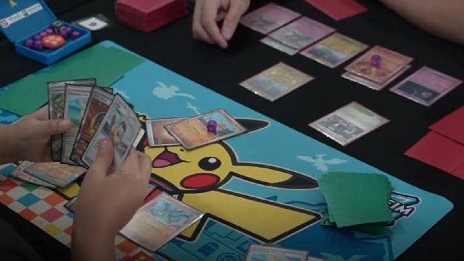Permainan kartu Pokémon dalam rangkaian Entdis Cup 2026, sebagai ilustrasi komunitas TCG di Entertainment District PIK 2; bukan foto April Gym Battle.