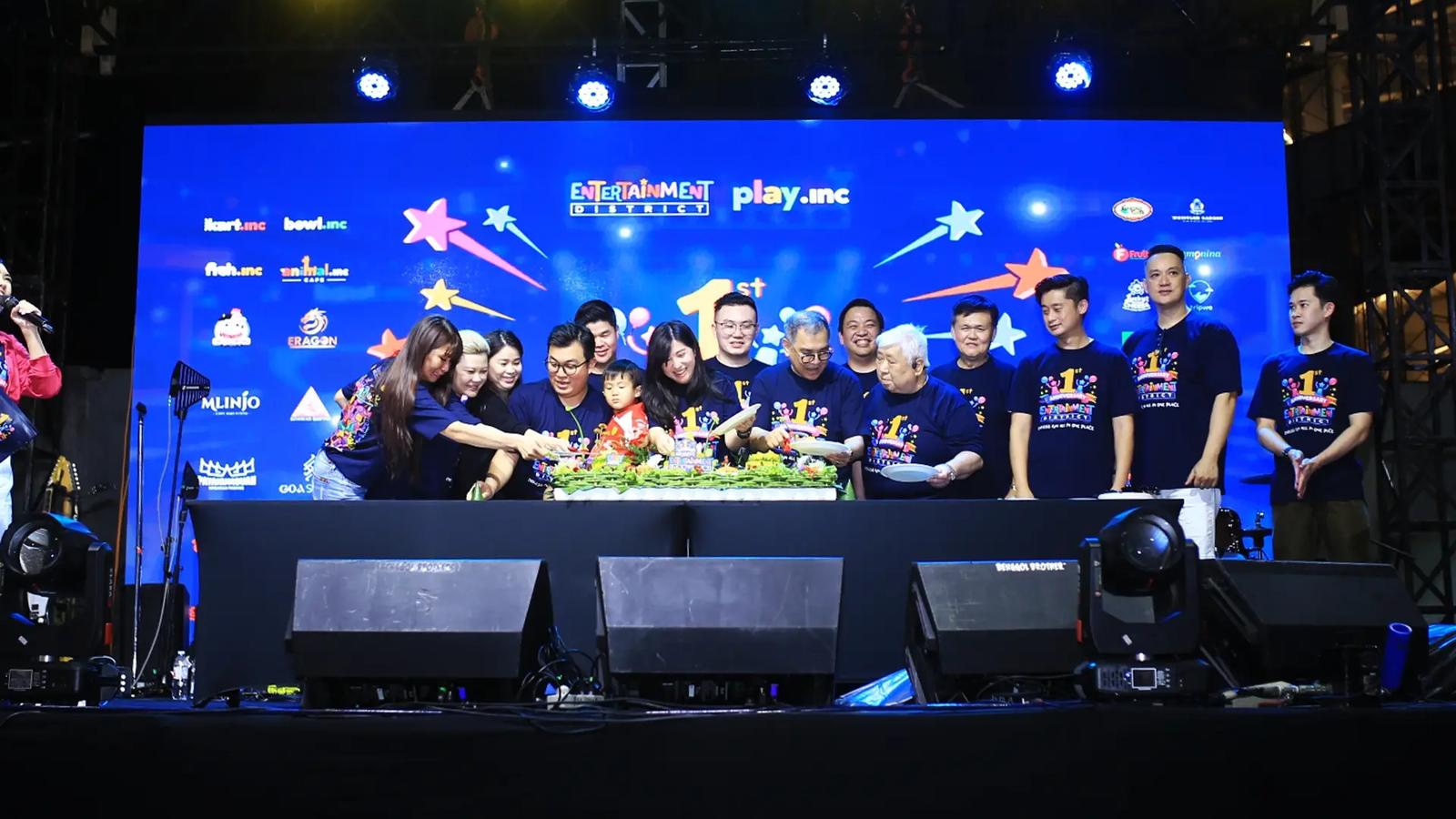 Prosesi pemotongan tumpeng perayaan hari jadi pertama Entertainment District PIK 2