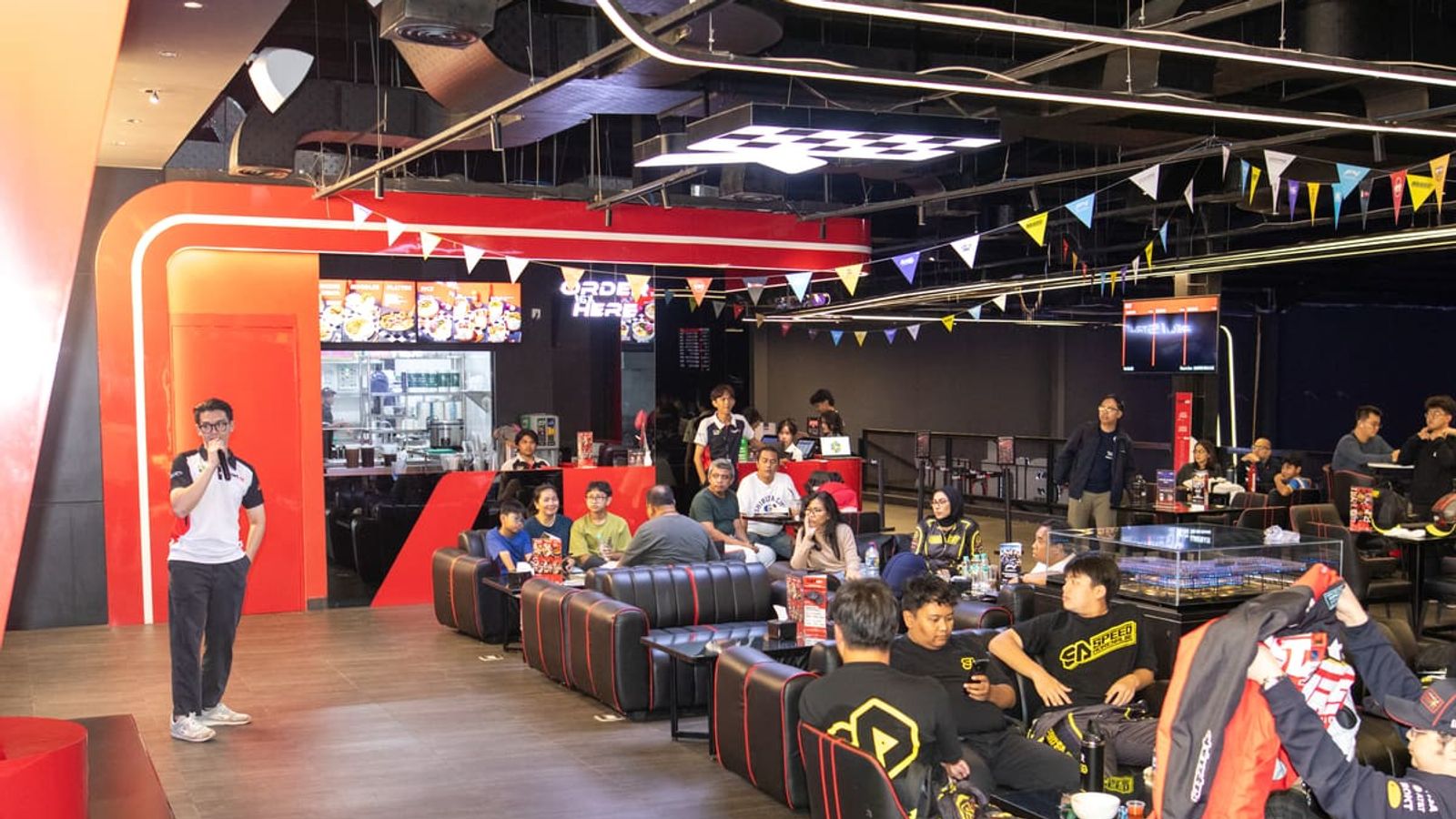 Gokart di bawah lampu sorot saat Night Sprint Cup Kart.inc
