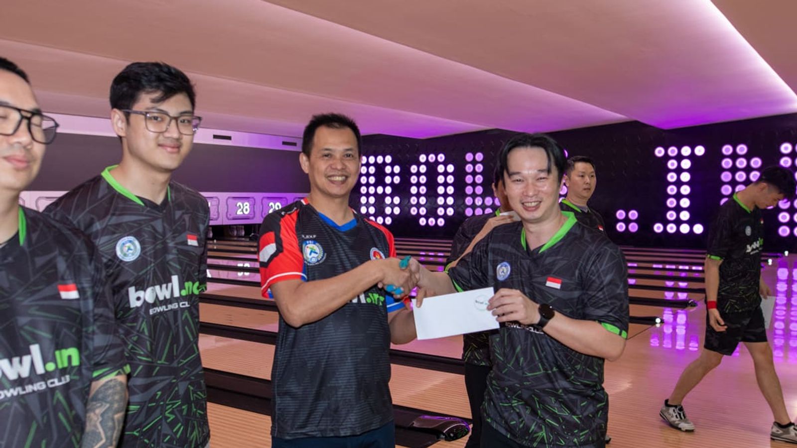 Pemain boling saat malam liga di Bowl.inc