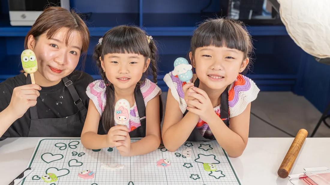 Tiga koki cilik memperlihatkan hasil kreasi makanan dalam kelas Cook.inc
