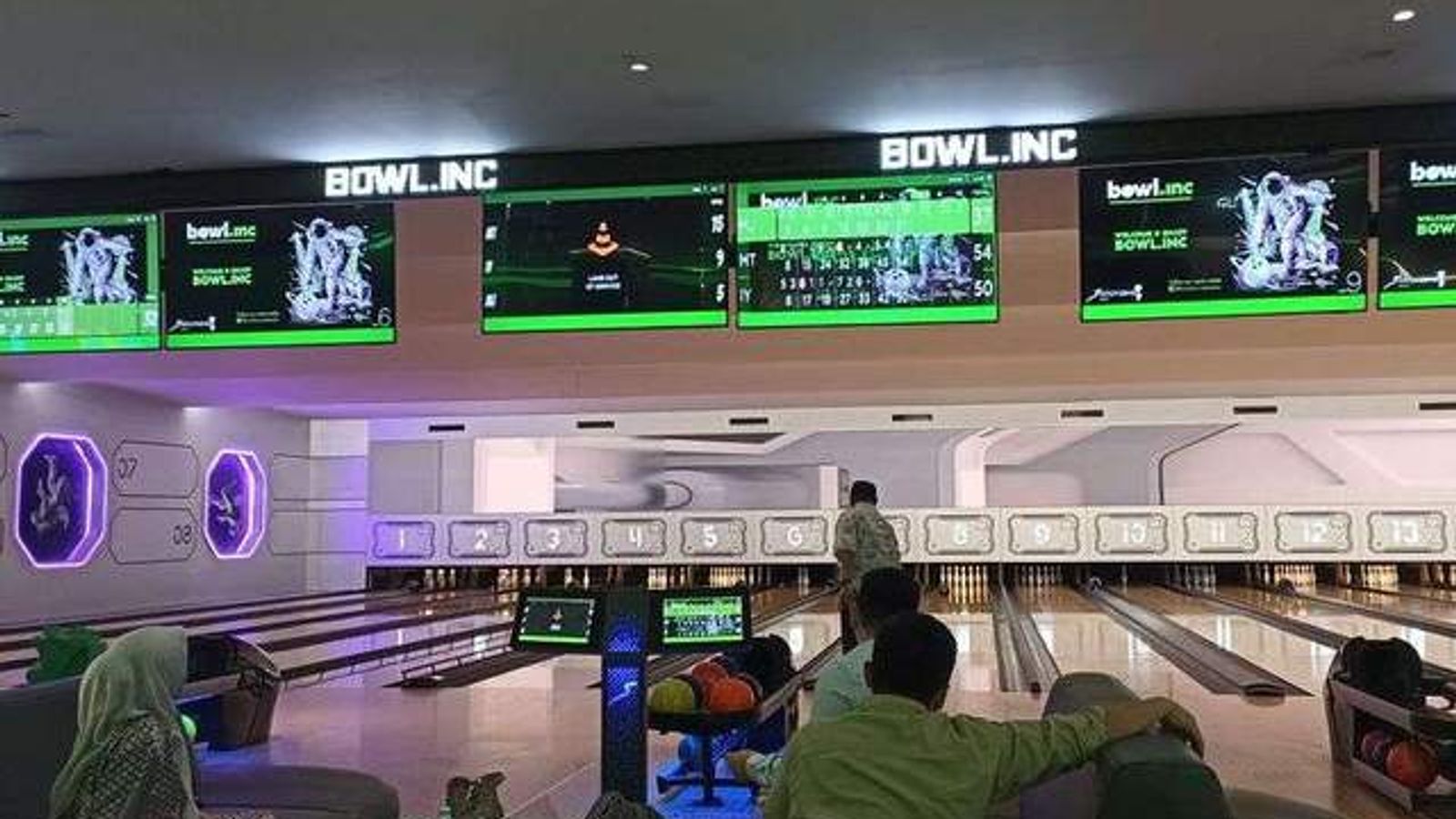 Suasana lintasan Bowl.inc di Entertainment District PIK 2 pada Mei 2025.