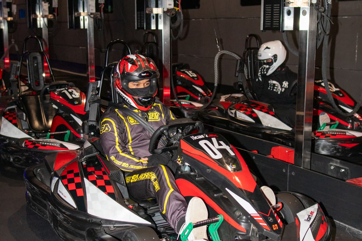 Pembalap berhelm berbaris di grid