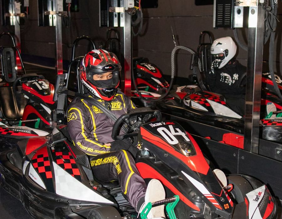 Pembalap berhelm berbaris di grid