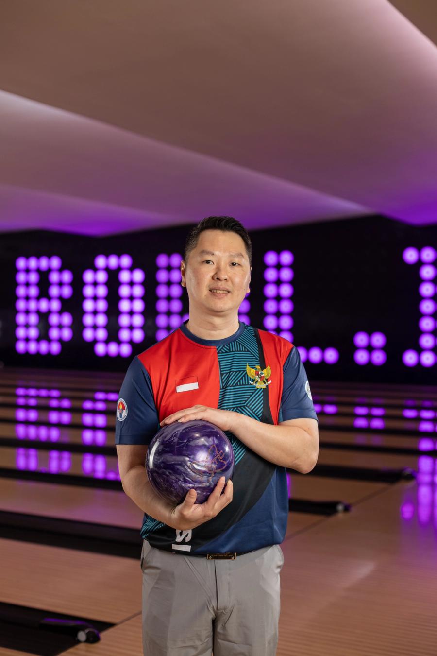 Head coach Bowl.inc Bowling Club di depan lajur