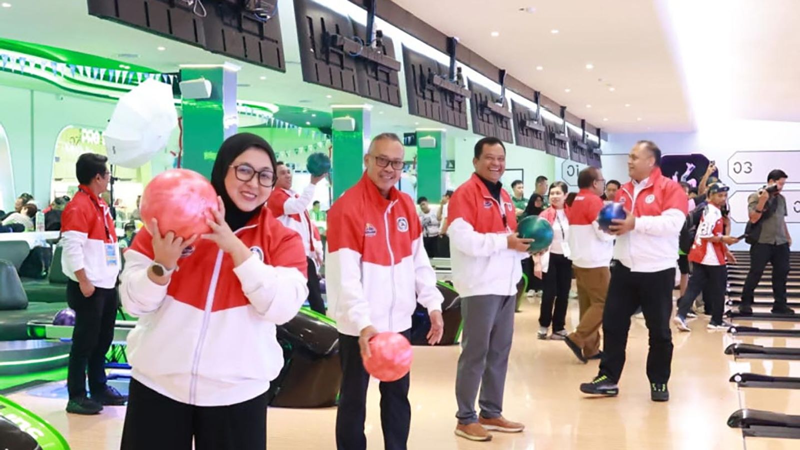 Wakil Bupati Tangerang mencoba permainan boling di Bowl.inc PIK2