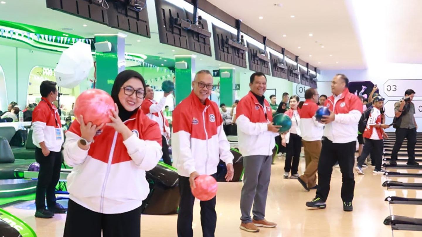 Wakil Bupati Tangerang mencoba permainan boling di Bowl.inc PIK2