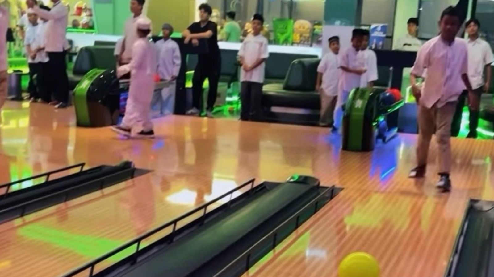 Anak-anak Panti Asuhan Nurul Iman Mentas bermain boling di Bowl.inc PIK2