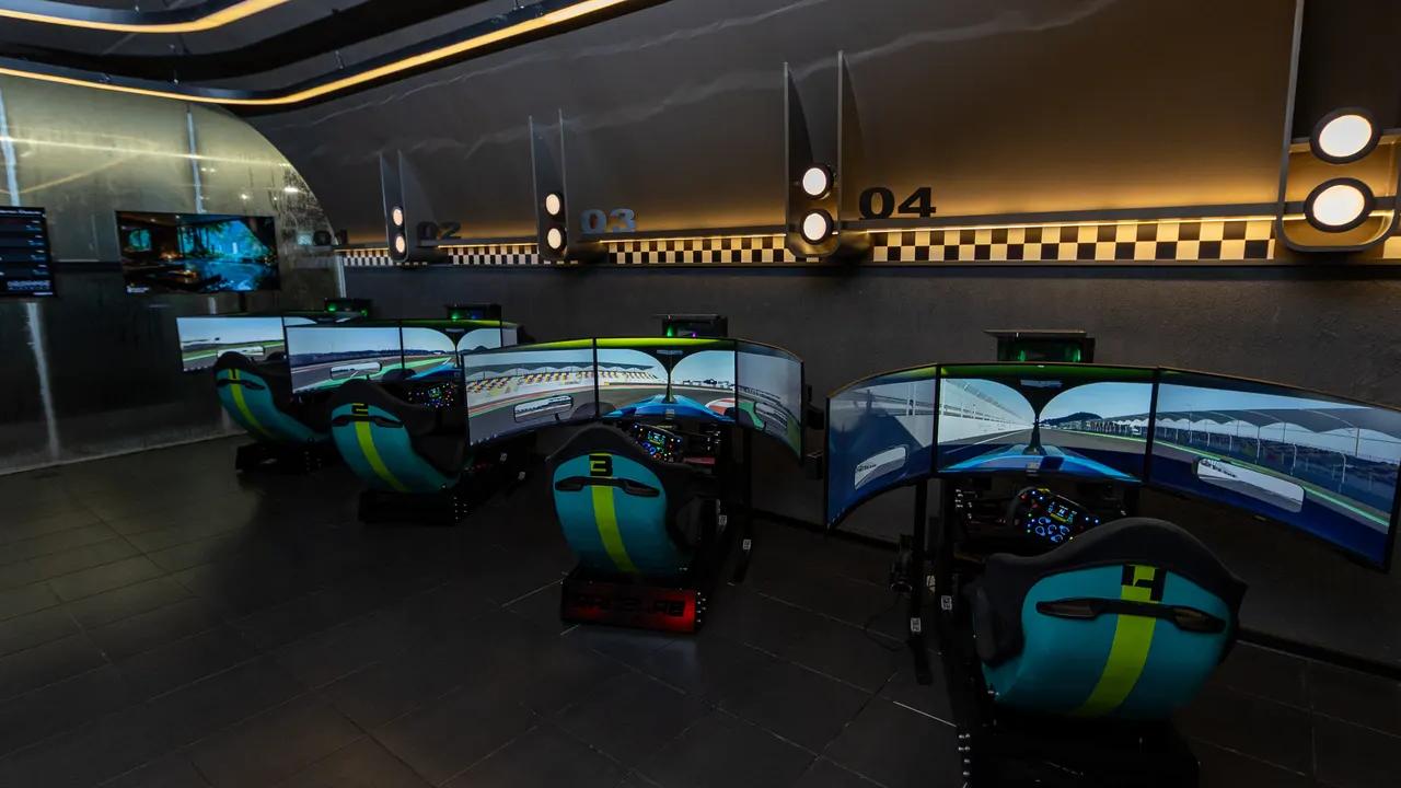 Enam bay simulator identik berjajar di ruang Race.inc PIK 2