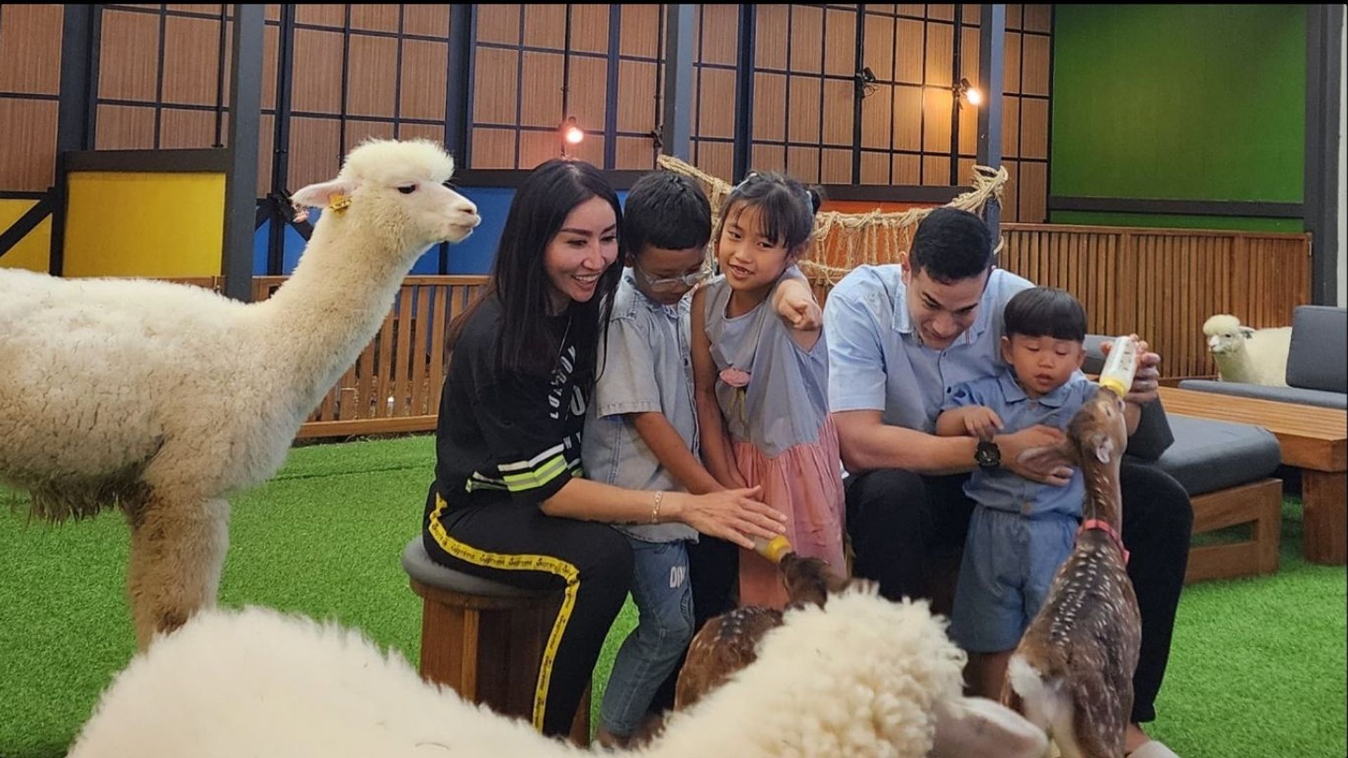 Pengunjung bertemu hewan di Animal.inc Cafe