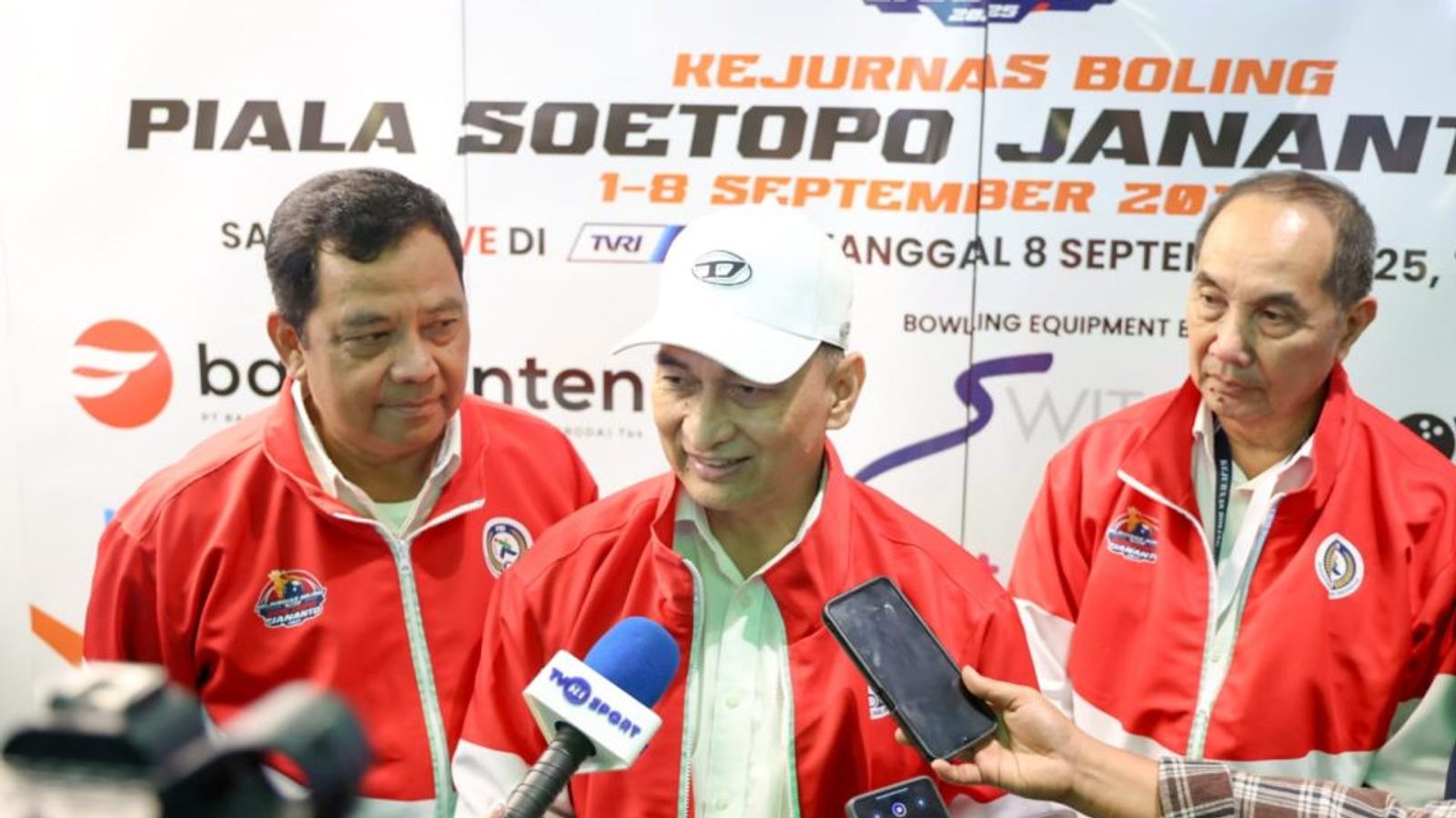 Wakil Gubernur Banten Dimyati bersama pengurus boling saat penutupan Kejurnas 2025 di Bowl.inc