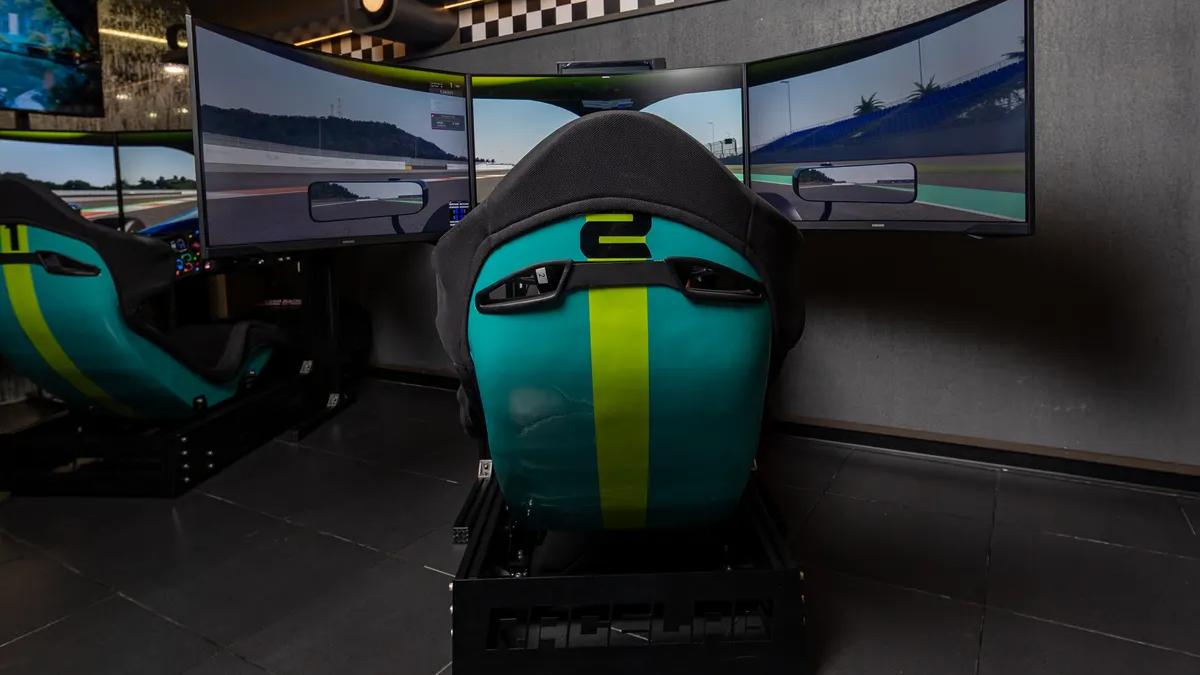 Rig sim racing Race.inc dengan tiga layar melengkung yang digunakan dalam kompetisi liga