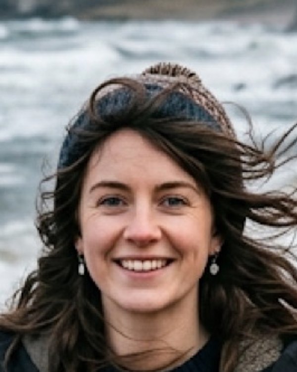 Iselin Nåvasi on the shore