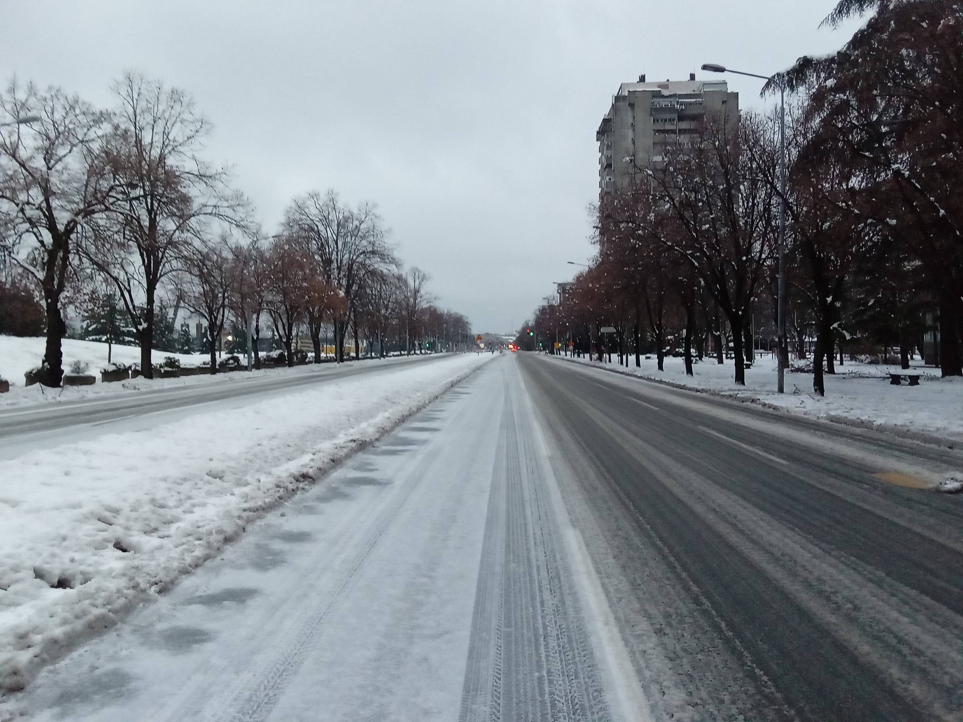 Image for Zabrana saobraćaja za šlepere na 40 puteva, uveče se može očekivati još snega