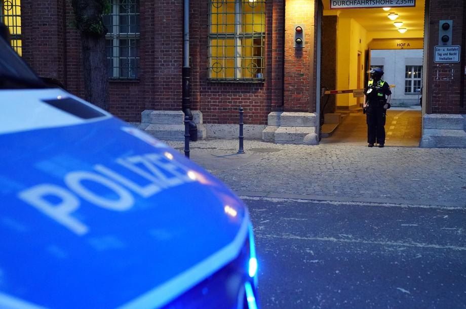 Policija je saopštila da je 51-godišnji osumnjičeni oko 3.30 časova dobrovoljno izašao iz zgrade, nakon čega je uhapšen bez pružanja otpora
