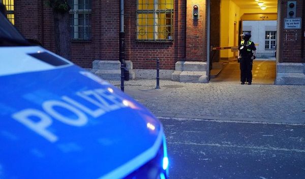 Policija je saopštila da je 51-godišnji osumnjičeni oko 3.30 časova dobrovoljno izašao iz zgrade, nakon čega je uhapšen bez pružanja otpora