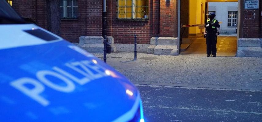 Policija je saopštila da je 51-godišnji osumnjičeni oko 3.30 časova dobrovoljno izašao iz zgrade, nakon čega je uhapšen bez pružanja otpora