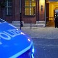 Policija je saopštila da je 51-godišnji osumnjičeni oko 3.30 časova dobrovoljno izašao iz zgrade, nakon čega je uhapšen bez pružanja otpora