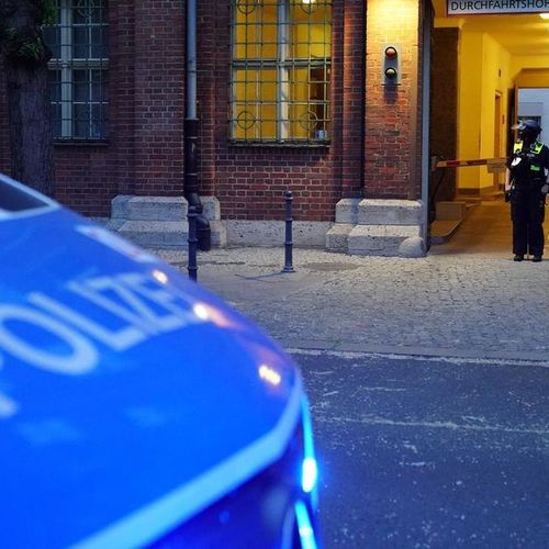 Policija je saopštila da je 51-godišnji osumnjičeni oko 3.30 časova dobrovoljno izašao iz zgrade, nakon čega je uhapšen bez pružanja otpora