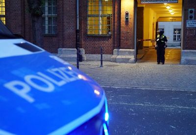 Policija je saopštila da je 51-godišnji osumnjičeni oko 3.30 časova dobrovoljno izašao iz zgrade, nakon čega je uhapšen bez pružanja otpora