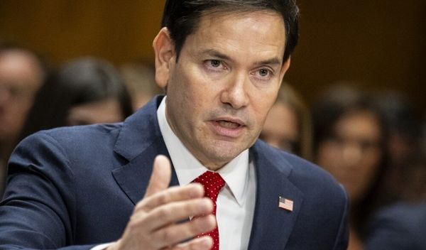 Ono što ne mogu da dovedu je gomila terorista Iranske revolucionarne garde u našu zemlju koji bi mogli da se pretvaraju da su novinari i sportski treneri, rekao je Rubio