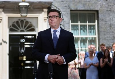 U autorskom tekstu za list "Tajms", Bernam je izneo argumente da bi vlada trebalo da investira u uspeh mladih Britanaca, umesto da plaća za neuspehe kroz sistem socijalne pomoći