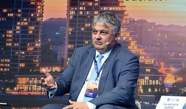 ''Skoro četiri milijardi evra smo za 25 godina vratili državi kroz razne poreze, naknade i dividende'', rekao je Lučić