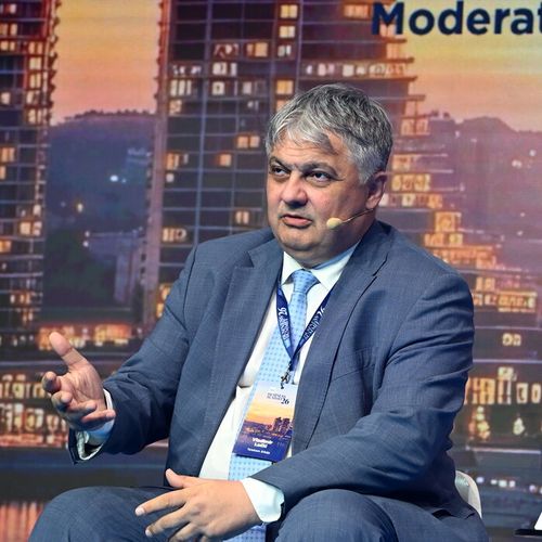 ''Skoro četiri milijardi evra smo za 25 godina vratili državi kroz razne poreze, naknade i dividende'', rekao je Lučić