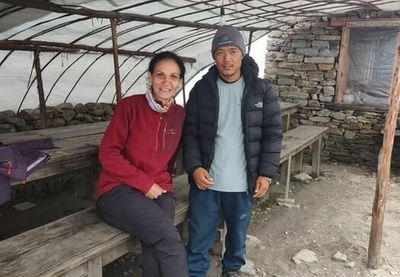 Državljanka Srbije Enisa Leković, koja je nestala nakon katastrofalnih poplava u Nepalu 26. avgusta, pronađena je i na bezbednom je, potvrdila je danas njena ćerka Ines Todorović