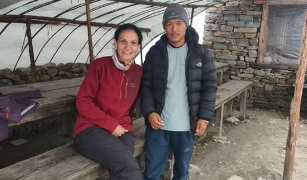 Državljanka Srbije Enisa Leković, koja je nestala nakon katastrofalnih poplava u Nepalu 26. avgusta, pronađena je i na bezbednom je, potvrdila je danas njena ćerka Ines Todorović