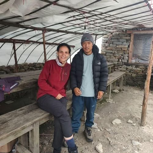 Državljanka Srbije Enisa Leković, koja je nestala nakon katastrofalnih poplava u Nepalu 26. avgusta, pronađena je i na bezbednom je, potvrdila je danas njena ćerka Ines Todorović